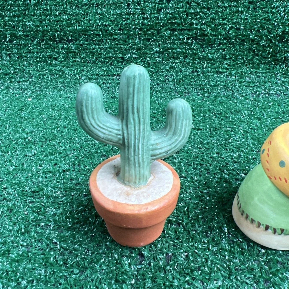 Vintage Senor‎ In Sombrero & Cactus Salt & Pepper Shakers Matte Finish 80's
